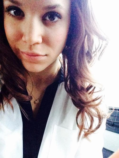 Гарні дівчата фотографують себе на робочому місці (45 фото) – фото 15