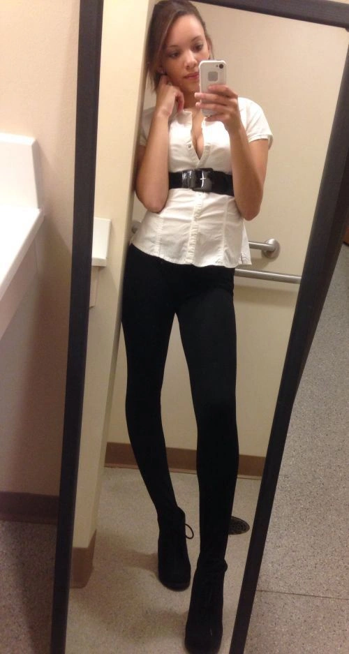 Гарні дівчата фотографують себе на робочому місці (45 фото) – фото 17