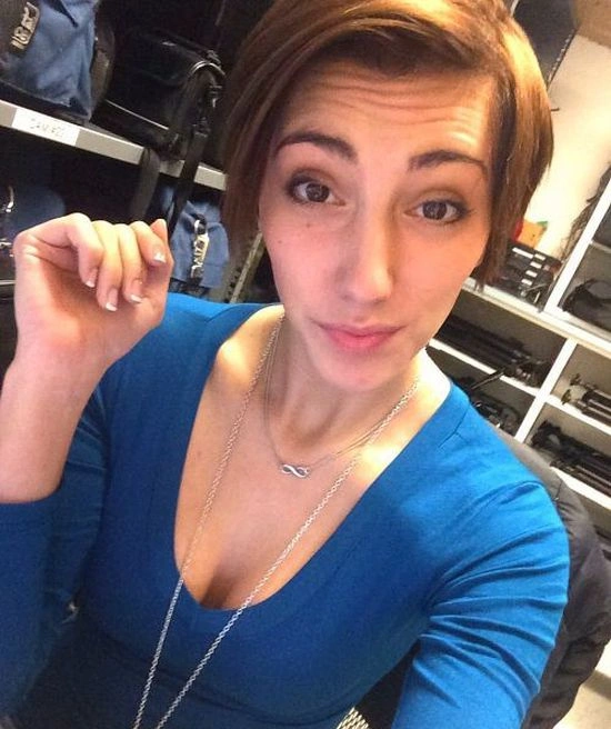 Гарні дівчата фотографують себе на робочому місці (45 фото) – фото 18