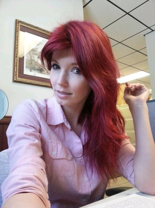 Гарні дівчата фотографують себе на робочому місці (45 фото) – фото 28