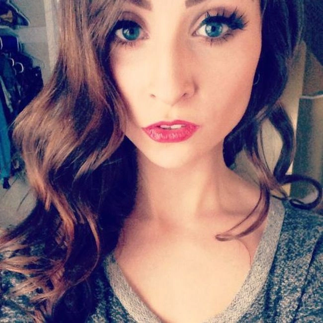 Гарні дівчата фотографують себе на робочому місці (45 фото) – фото 31