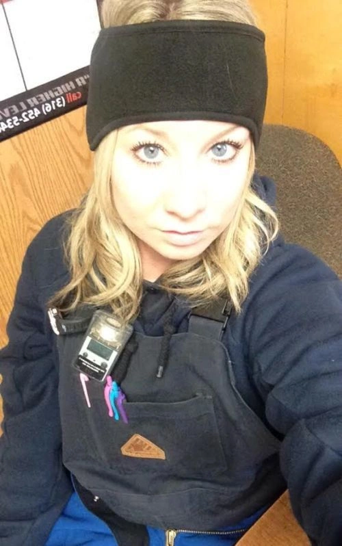 Гарні дівчата фотографують себе на робочому місці (45 фото) – фото 36