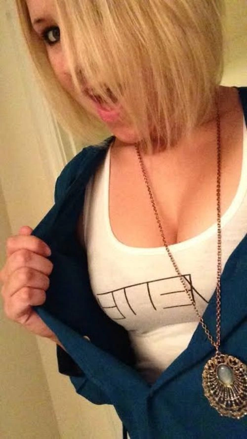 Гарні дівчата фотографують себе на робочому місці (45 фото) – фото 39