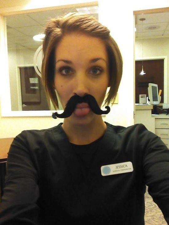 Гарні дівчата фотографують себе на робочому місці (45 фото) – фото 40