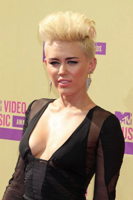 Відомі дівчата в спокусливих нарядах (64 фото) – фото 53