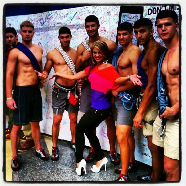 Дівчина з неймовірно довгий язик (31 фото) – фото 7