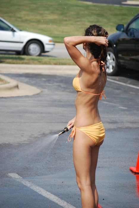 Сексуальні дівчата на автомийці. Частина 2 (64 фото) – фото 15