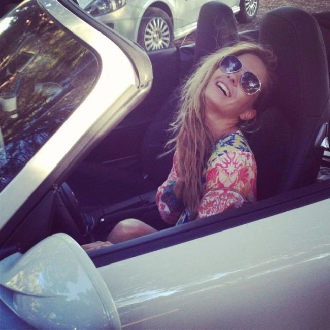 Гарні дівчата фотографуються в авто (92 фото) – фото 1