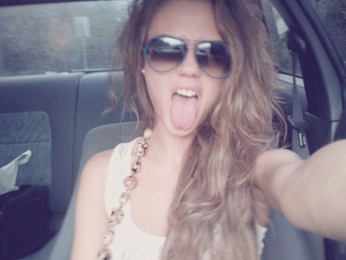 Гарні дівчата фотографуються в авто (92 фото) – фото 2