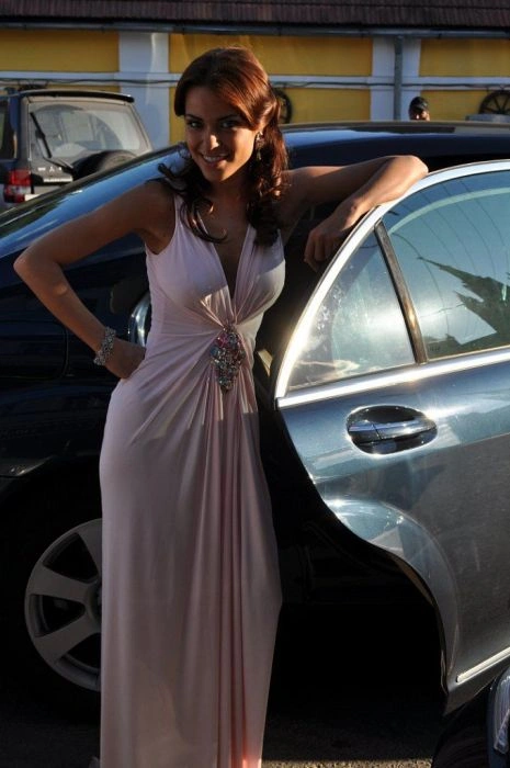 Гарні дівчата фотографуються в авто (92 фото) – фото 4