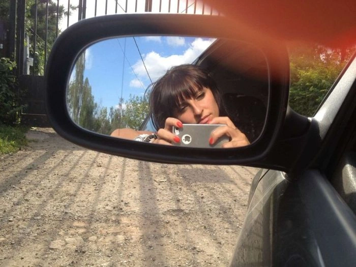 Гарні дівчата фотографуються в авто (92 фото) – фото 6