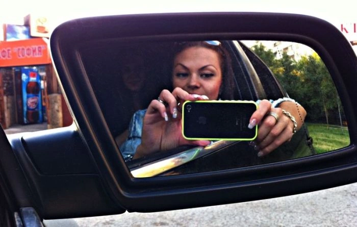 Гарні дівчата фотографуються в авто (92 фото) – фото 7