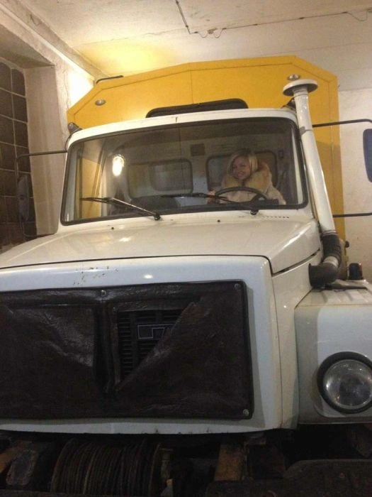 Гарні дівчата фотографуються в авто (92 фото) – фото 11