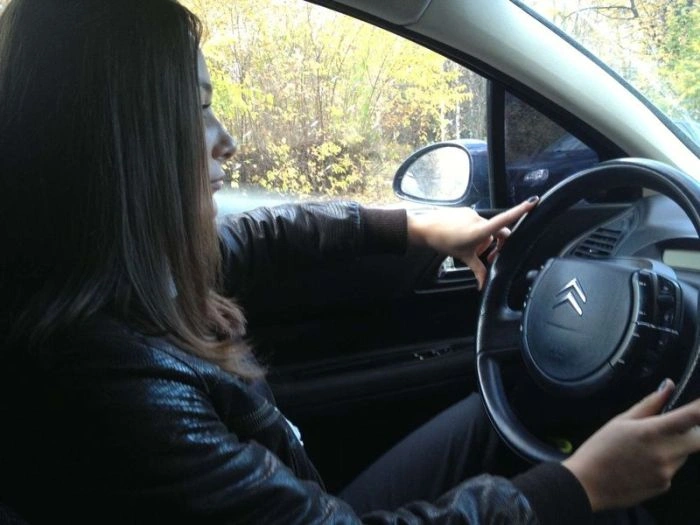 Гарні дівчата фотографуються в авто (92 фото) – фото 15