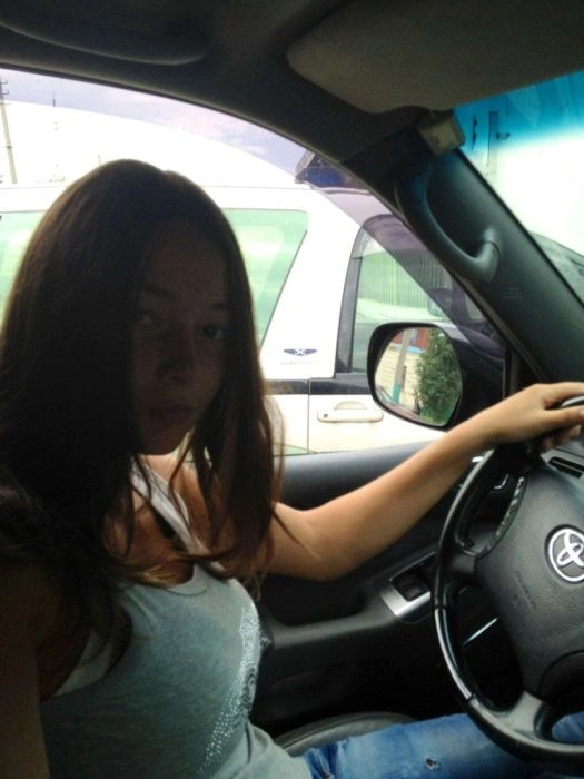 Гарні дівчата фотографуються в авто (92 фото) – фото 16