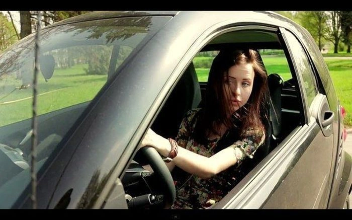 Гарні дівчата фотографуються в авто (92 фото) – фото 17