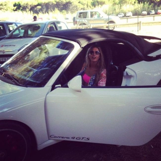 Гарні дівчата фотографуються в авто (92 фото) – фото 18