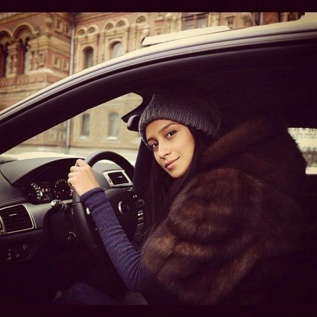 Гарні дівчата фотографуються в авто (92 фото) – фото 20