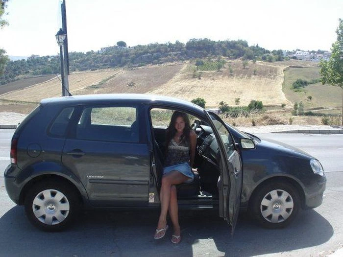 Гарні дівчата фотографуються в авто (92 фото) – фото 22