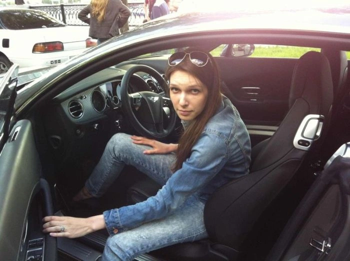 Гарні дівчата фотографуються в авто (92 фото) – фото 24