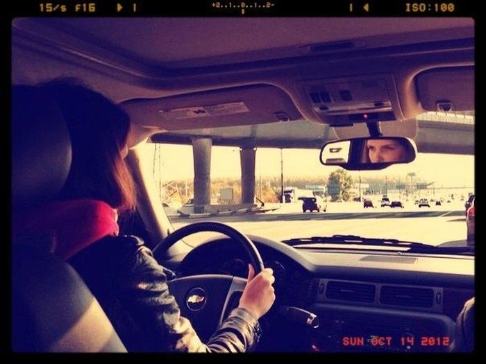 Гарні дівчата фотографуються в авто (92 фото) – фото 25