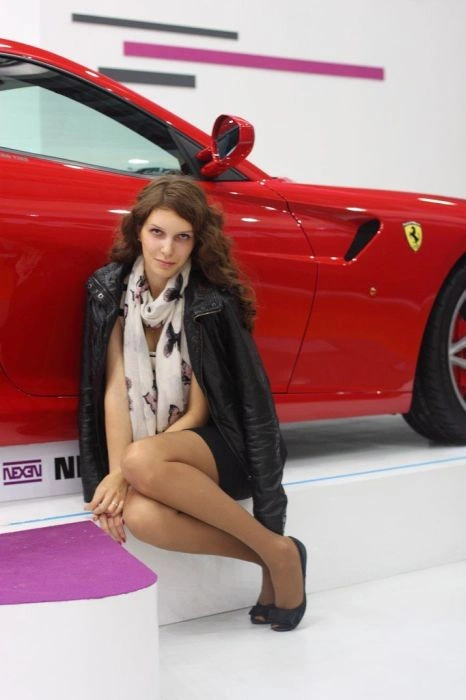 Гарні дівчата фотографуються в авто (92 фото) – фото 26