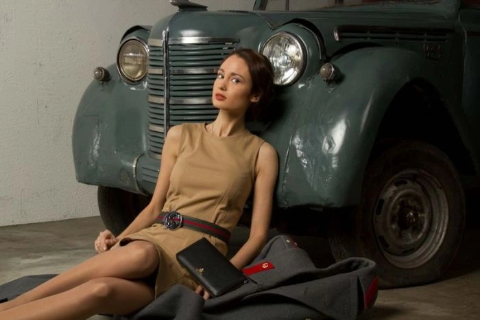 Гарні дівчата фотографуються в авто (92 фото) – фото 27