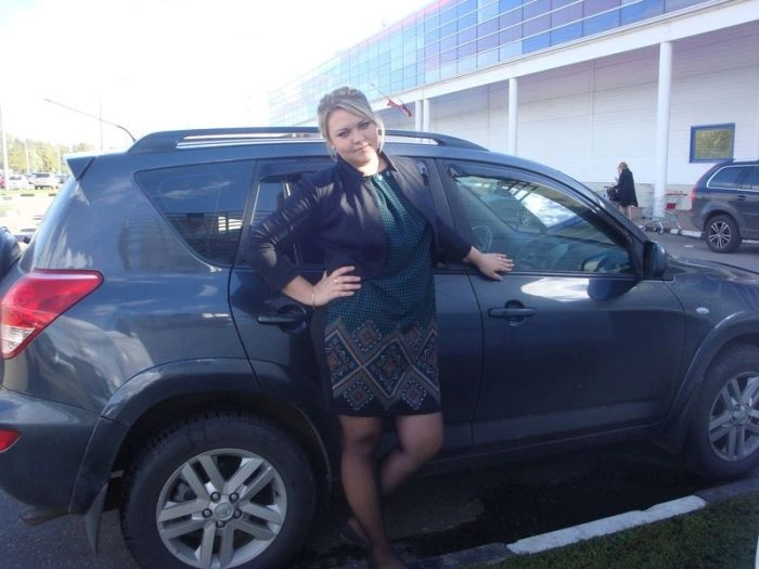 Гарні дівчата фотографуються в авто (92 фото) – фото 28