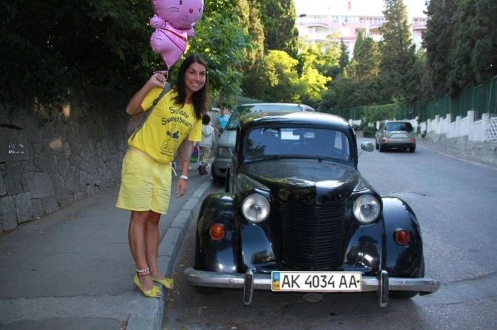 Гарні дівчата фотографуються в авто (92 фото) – фото 31