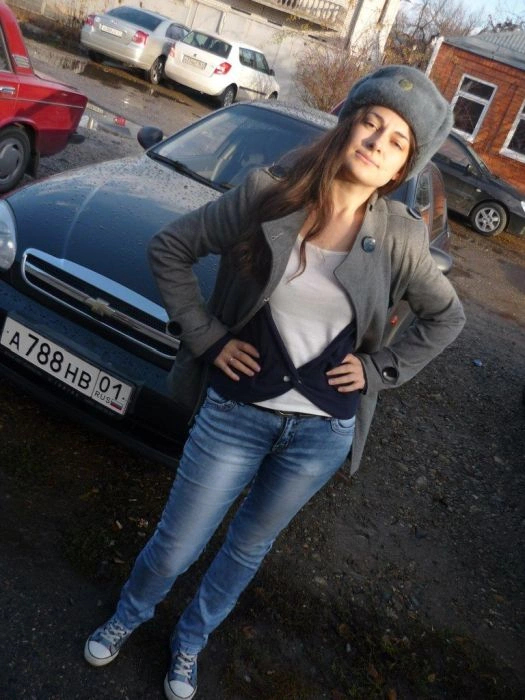 Гарні дівчата фотографуються в авто (92 фото) – фото 33