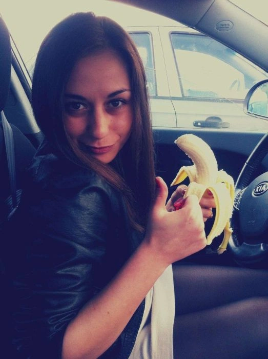 Гарні дівчата фотографуються в авто (92 фото) – фото 34