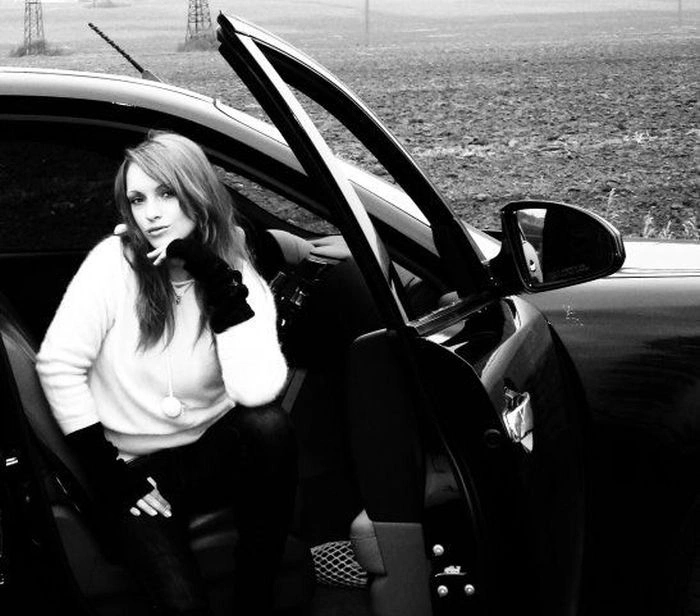 Гарні дівчата фотографуються в авто (92 фото) – фото 36