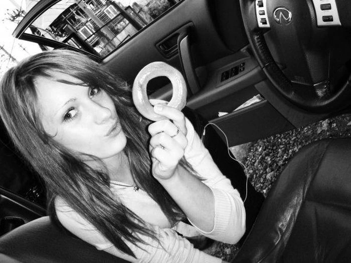 Гарні дівчата фотографуються в авто (92 фото) – фото 37