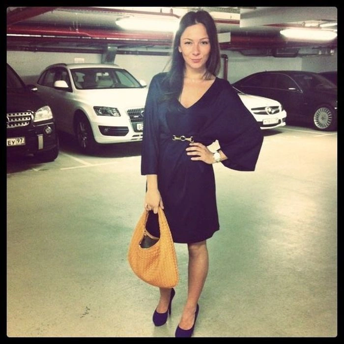 Гарні дівчата фотографуються в авто (92 фото) – фото 38