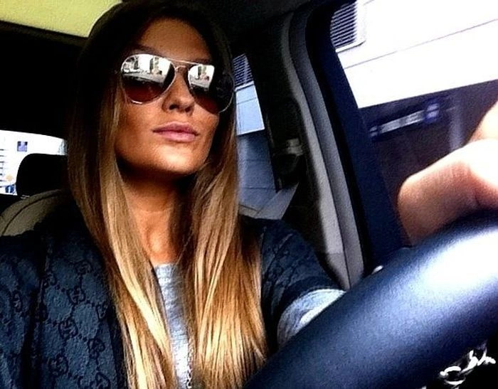 Гарні дівчата фотографуються в авто (92 фото) – фото 39