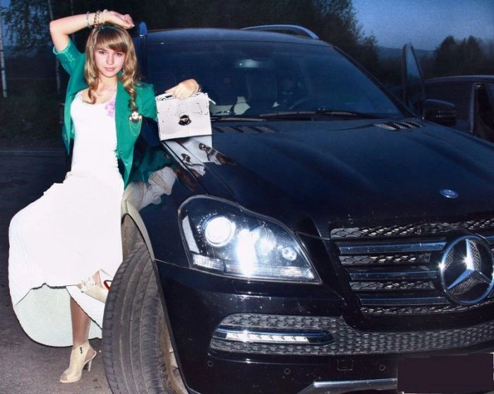 Гарні дівчата фотографуються в авто (92 фото) – фото 43
