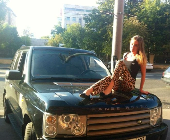 Гарні дівчата фотографуються в авто (92 фото) – фото 44