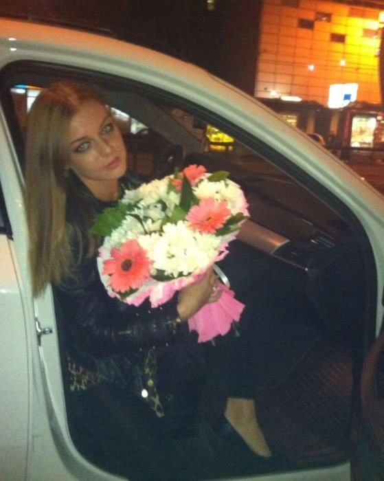 Гарні дівчата фотографуються в авто (92 фото) – фото 47