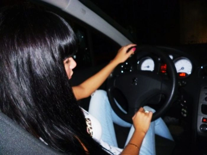 Гарні дівчата фотографуються в авто (92 фото) – фото 50