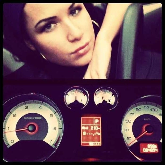 Гарні дівчата фотографуються в авто (92 фото) – фото 51