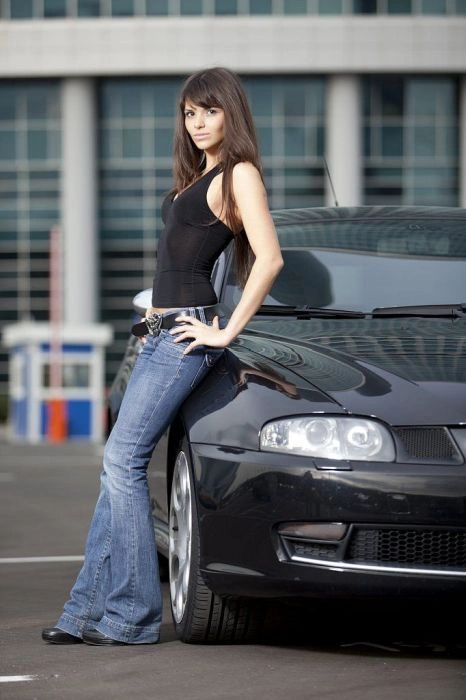 Гарні дівчата фотографуються в авто (92 фото) – фото 53