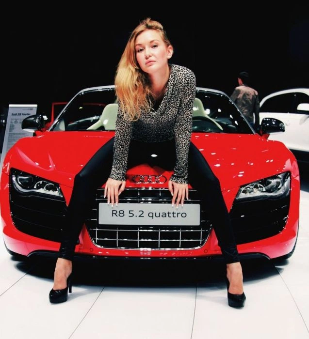 Гарні дівчата фотографуються в авто (92 фото) – фото 54