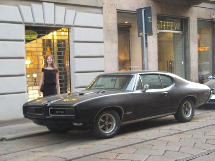 Гарні дівчата фотографуються в авто (92 фото) – фото 55