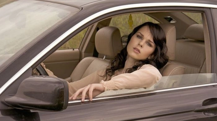 Гарні дівчата фотографуються в авто (92 фото) – фото 58