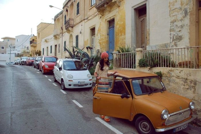 Гарні дівчата фотографуються в авто (92 фото) – фото 61