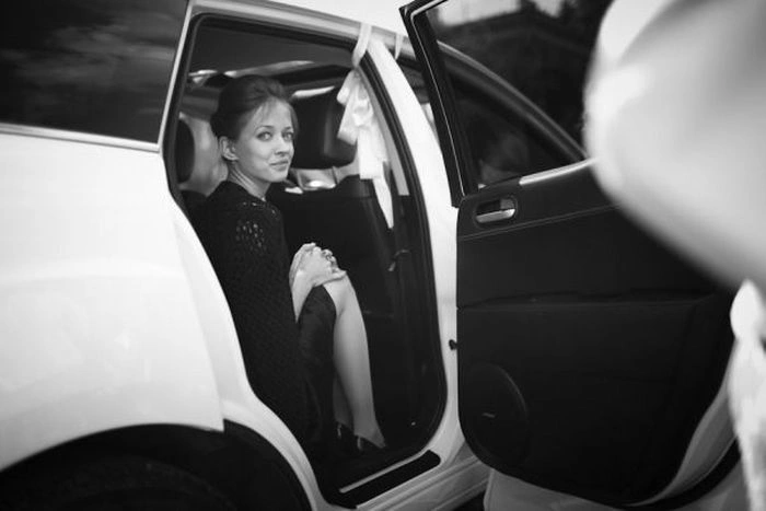 Гарні дівчата фотографуються в авто (92 фото) – фото 64