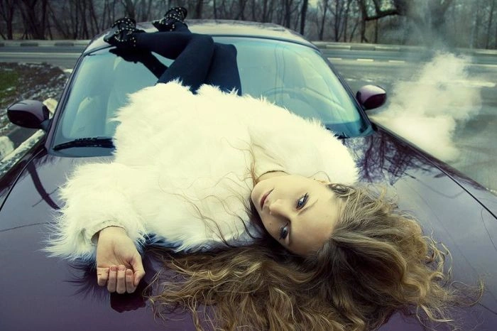 Гарні дівчата фотографуються в авто (92 фото) – фото 66