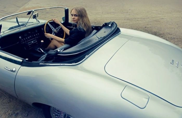 Гарні дівчата фотографуються в авто (92 фото) – фото 70