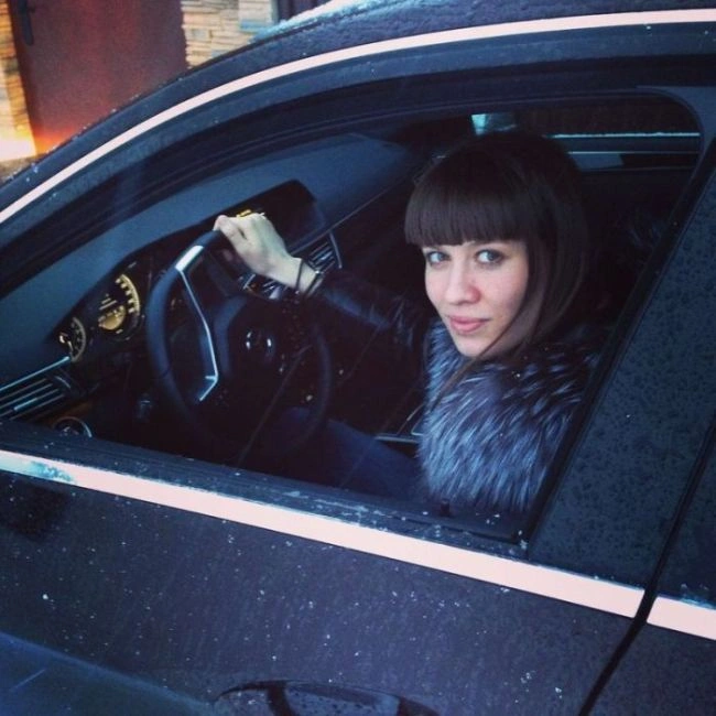 Гарні дівчата фотографуються в авто (92 фото) – фото 73