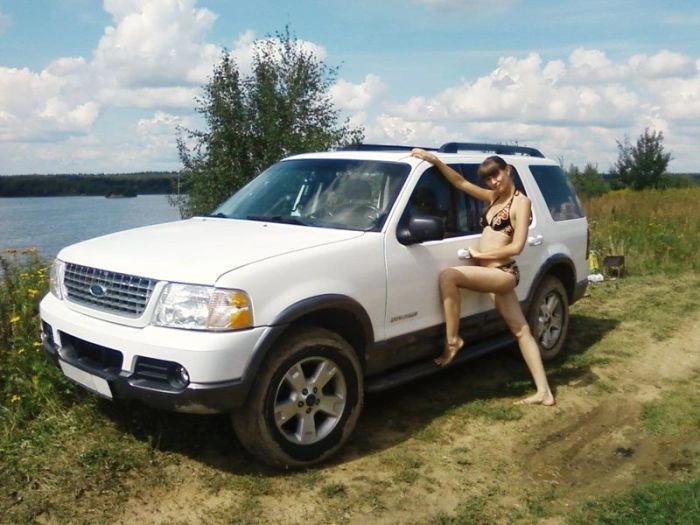 Гарні дівчата фотографуються в авто (92 фото) – фото 74